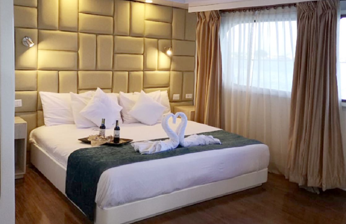 Luxury cruise petrel social aereas